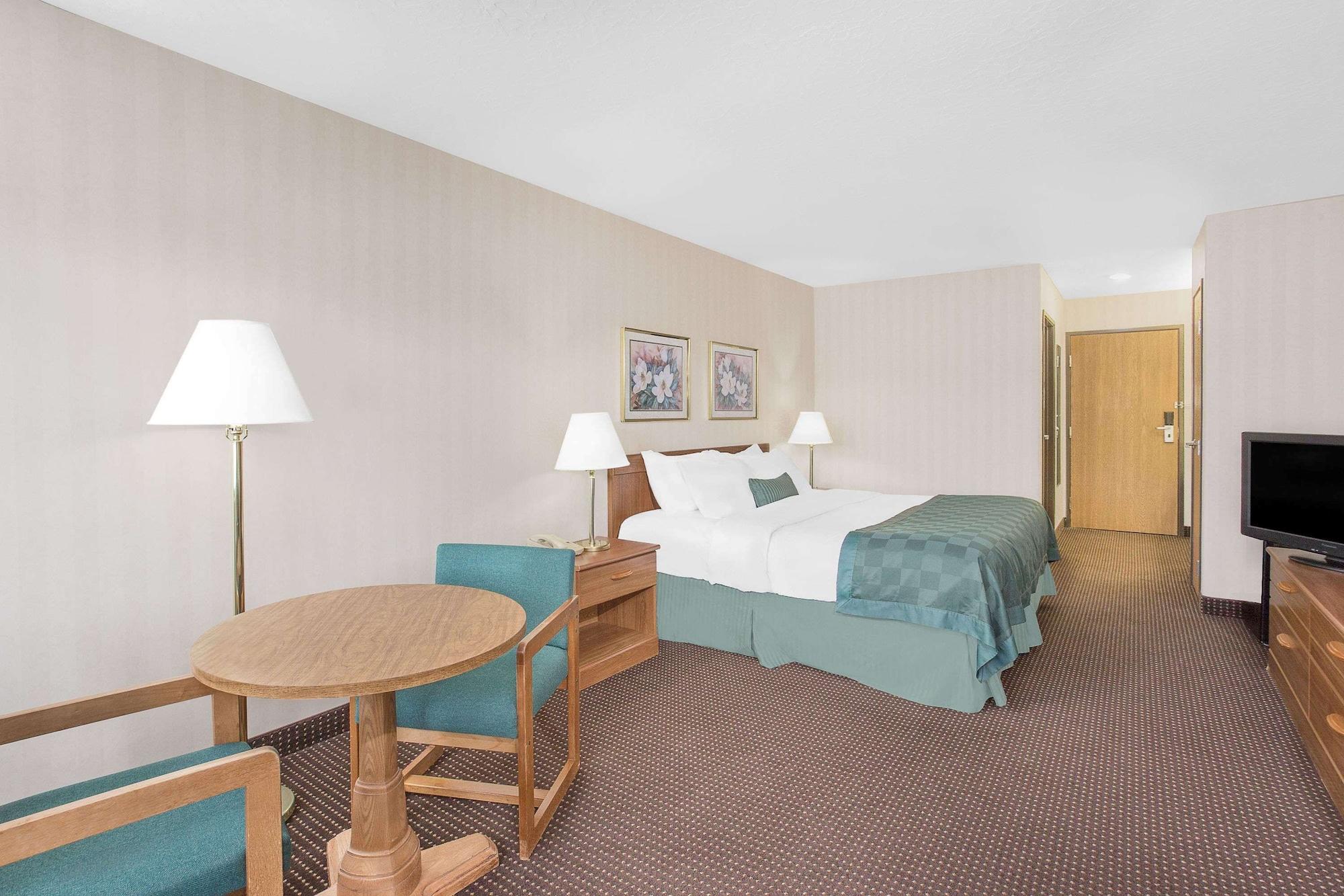 Ramada By Wyndham Hancock Waterfront Exteriér fotografie
