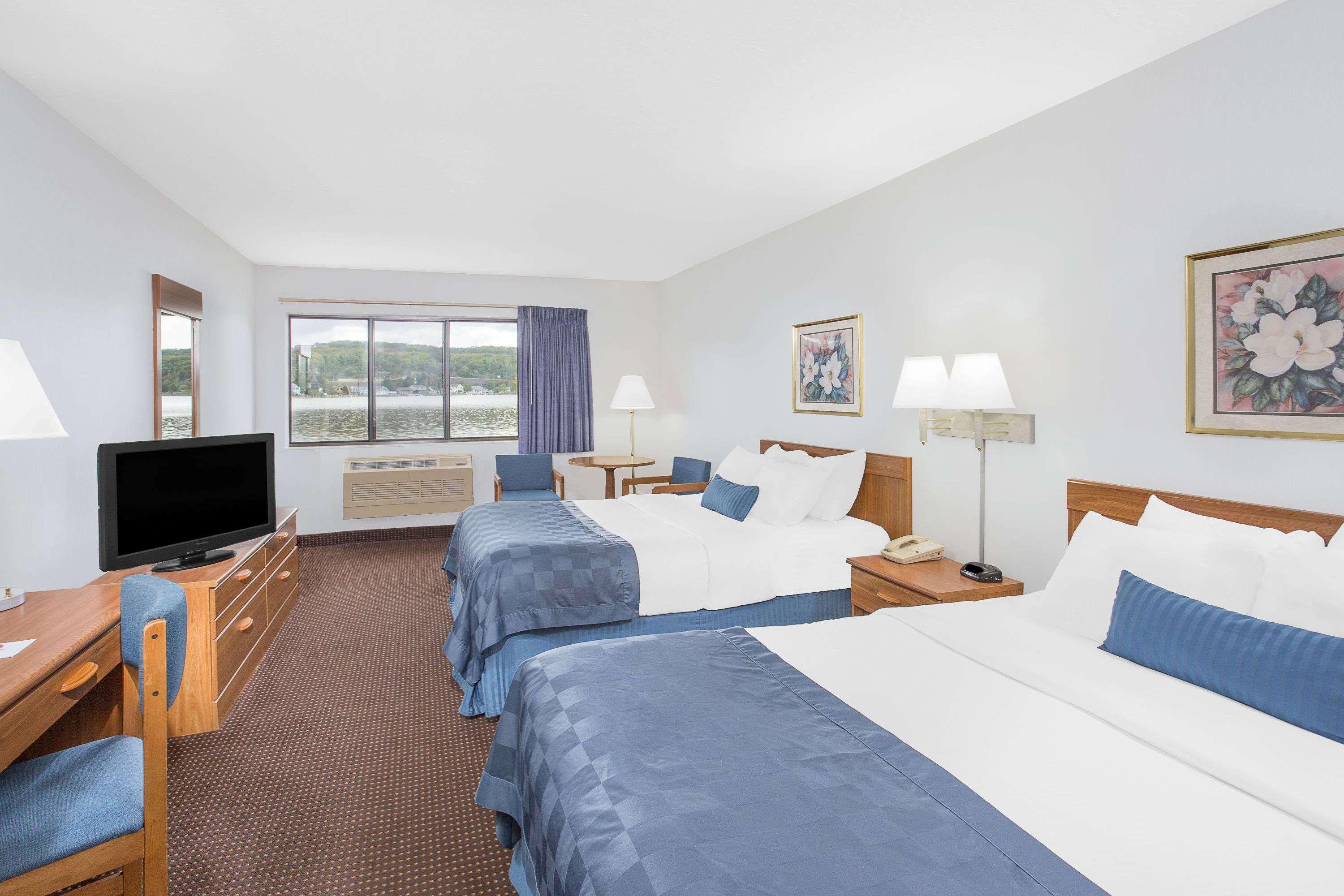 Ramada By Wyndham Hancock Waterfront Exteriér fotografie