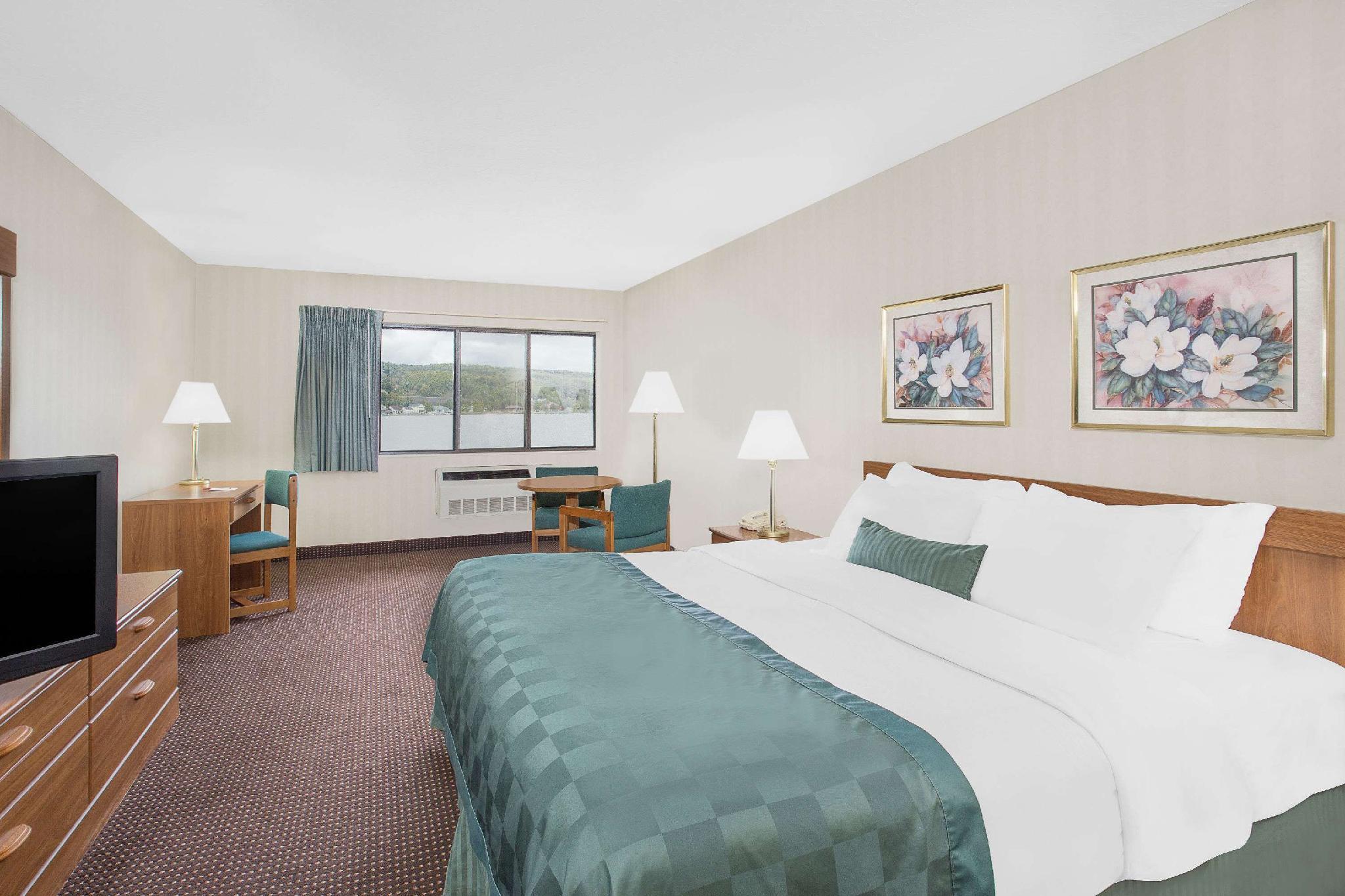 Ramada By Wyndham Hancock Waterfront Exteriér fotografie